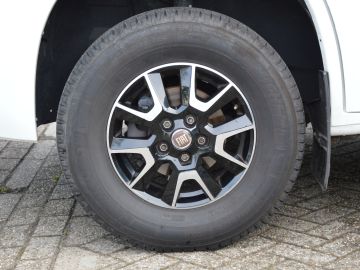 McLouis STEEL 526G DAK AIRCO | DWARSBED | ZONNEPANELEN